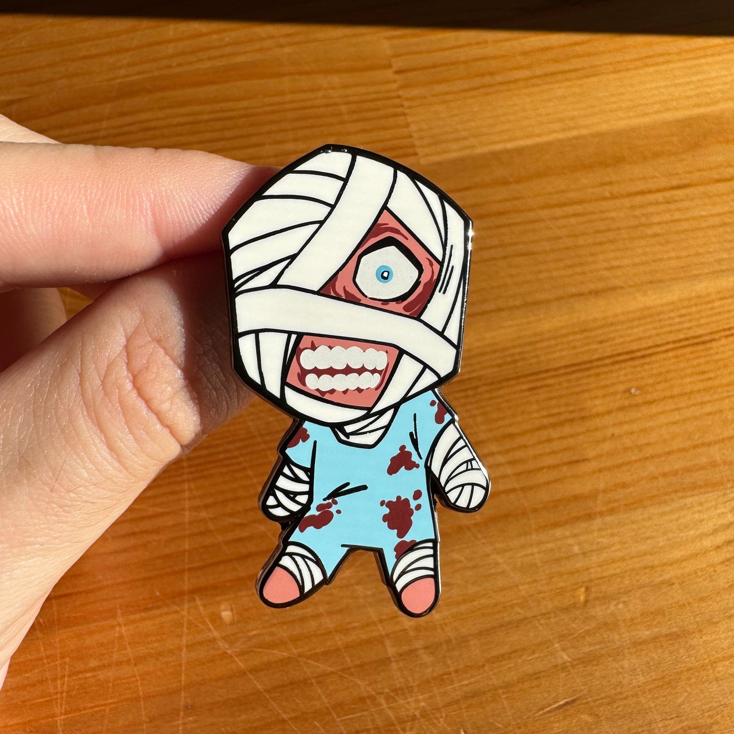 Pin de esmalte rizado